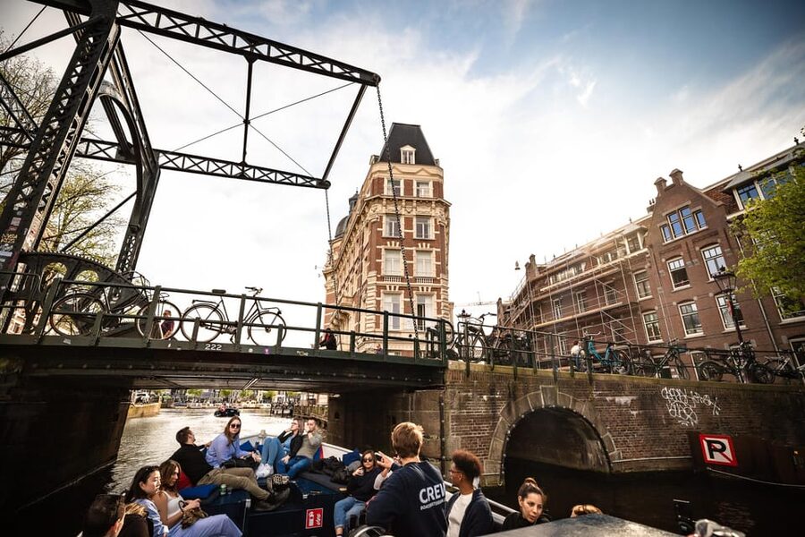 Amsterdam:Old City Canal Cruise with Live Guide and Open Bar - What the open-boat design is really like