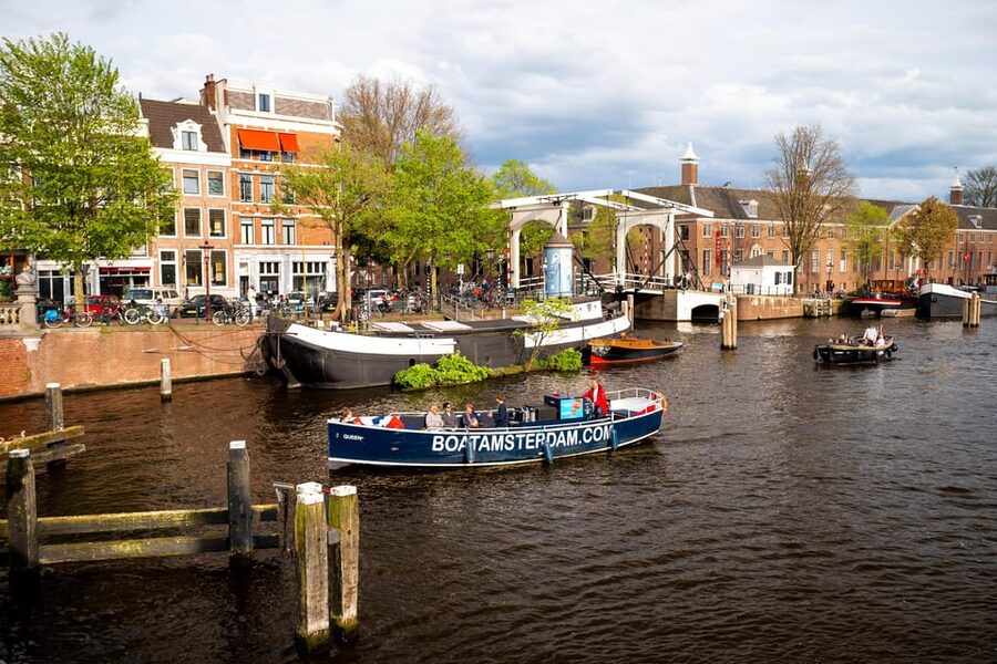 Amsterdam:Old City Canal Cruise with Live Guide and Open Bar - Starting at the H’Art Museum dock