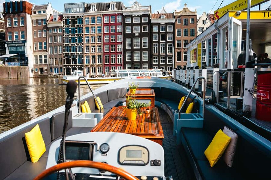 Amsterdam: Open Boat Tour of Canals with Expert Local Guide - Outdoor seating, blankets, and Amsterdam weather
