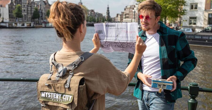 Amsterdam: "Operation 45 " Treasure Hunt Walking Tour - Five stops, from the Shadow Wall to the diamond factory