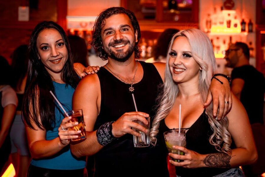 Amsterdam: Original Pub Crawl Party with VIP Entrance - Who should book this Amsterdam night out