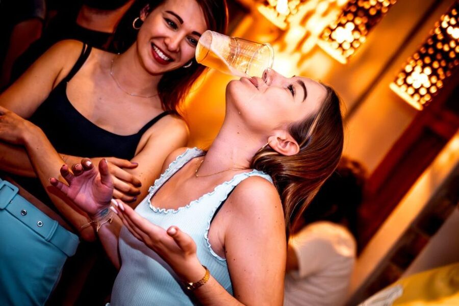 Amsterdam: Original Pub Crawl Party with VIP Entrance - Walking from the Red Light District to Leidseplein