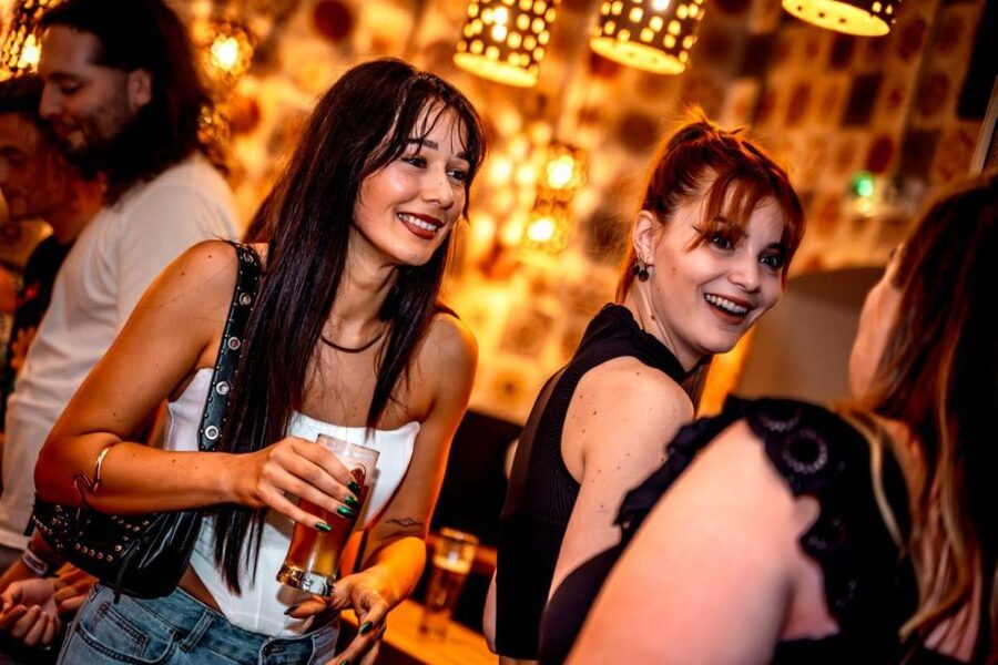 Amsterdam: Original Pub Crawl Party with VIP Entrance - Free shots and drink deals