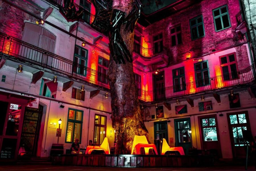 Amsterdam: Original Pub Crawl Party with VIP Entrance - Meeting at Generator Hostel Bar at 10 pm
