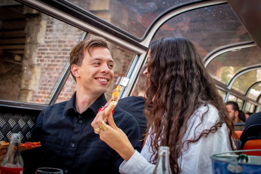 Amsterdam: Pizza Cruise with New York Pizza & Drinks - A realistic view of comfort and atmosphere