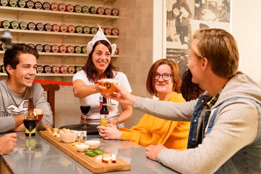 Amsterdam: Premium Henri Willig Cheese Tasting Experience - Dips, mustard, crackers, and the art of pairing