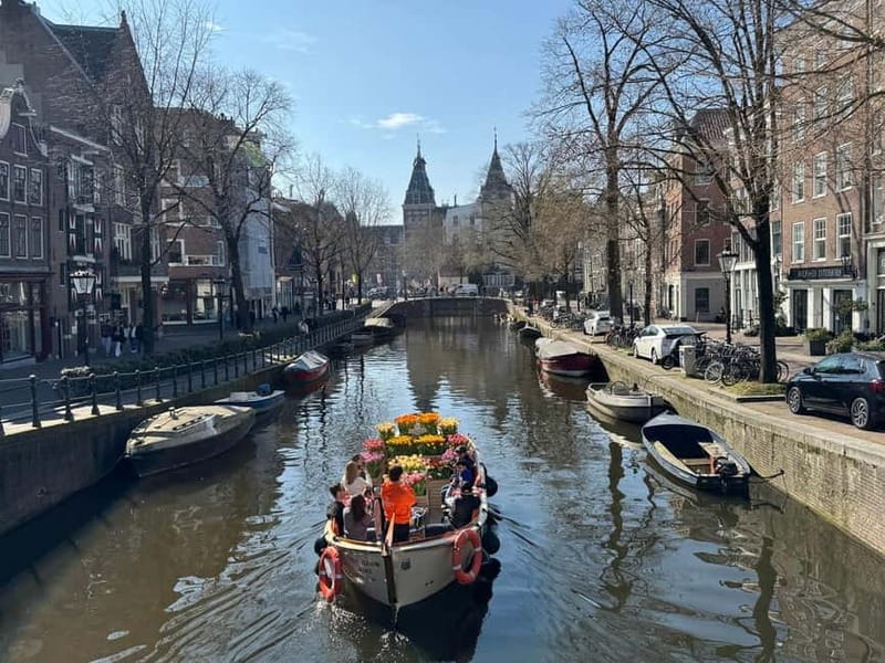 Amsterdam: Premium Tulip Boat Canal Tour - The first views: bridges, canal houses, and tulips