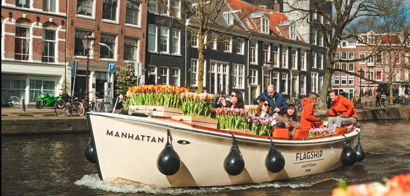 Amsterdam: Premium Tulip Boat Canal Tour - Setting off with a skipper and a small group