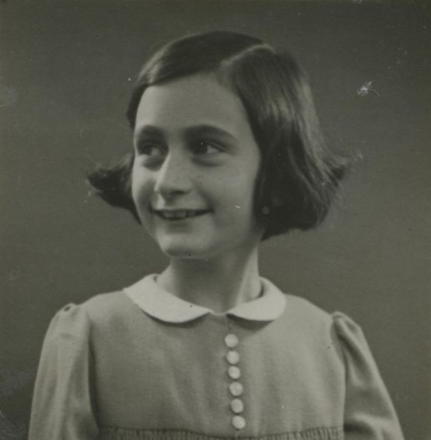Amsterdam: Private Anne Frank and Jewish History Tour - Apple pie and a drink during a difficult history lesson