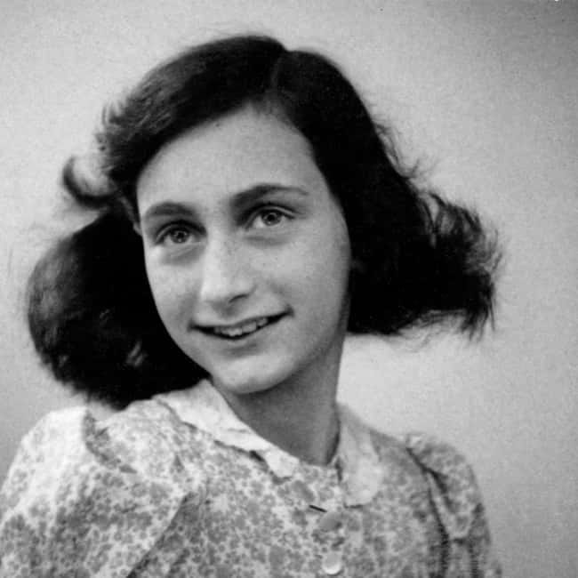 Amsterdam: Private Anne Frank and Jewish History Tour - Walking through the former Jewish Quarter