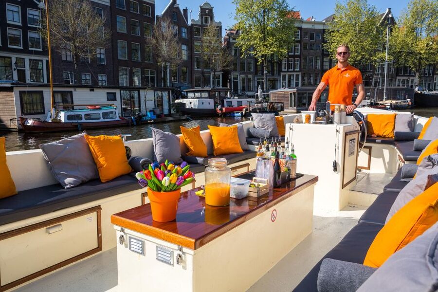 Amsterdam: Private BBQ Cruise with Personal Chef & Drinks - Unlimited drinks and the no-music rule