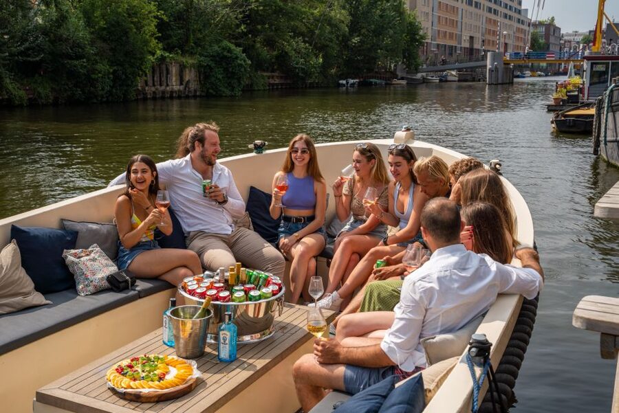 Amsterdam: Private Canal Booze Cruise with Unlimited Drinks - What the $265 Price Means