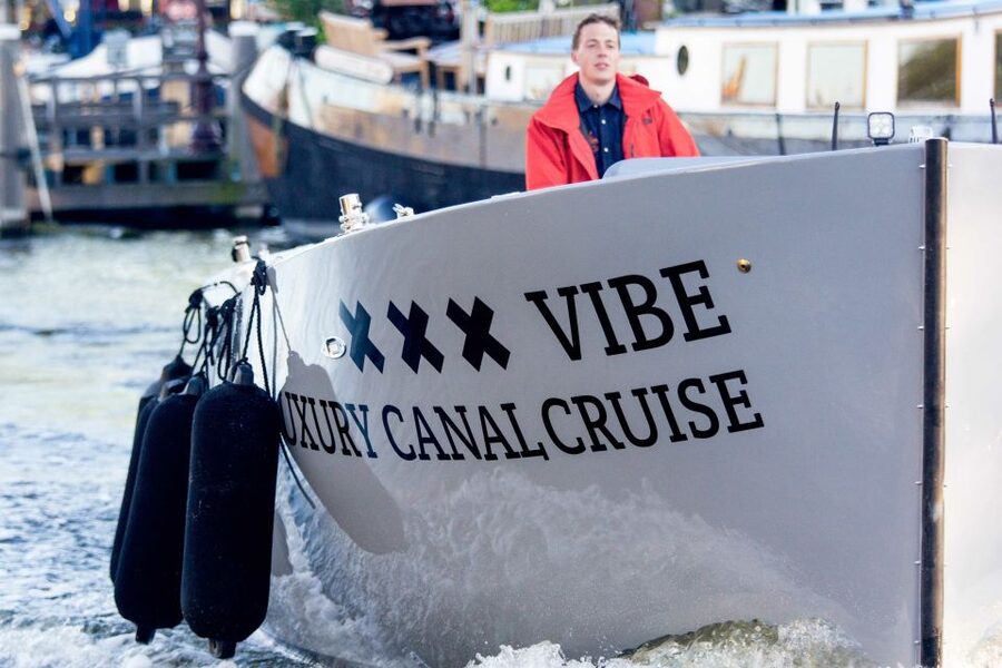 Amsterdam: Private Cruise with Drinks & Pizza or Burger - Food and drinks during the 90-minute ride