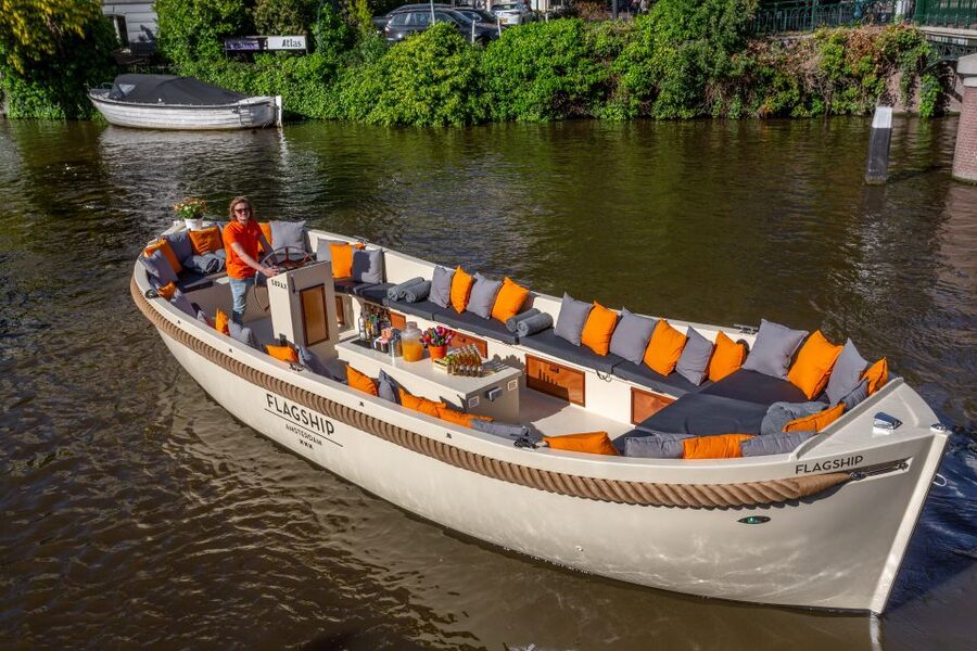 Amsterdam: Private Cruise with Drinks & Pizza or Burger - How the private group changes the experience