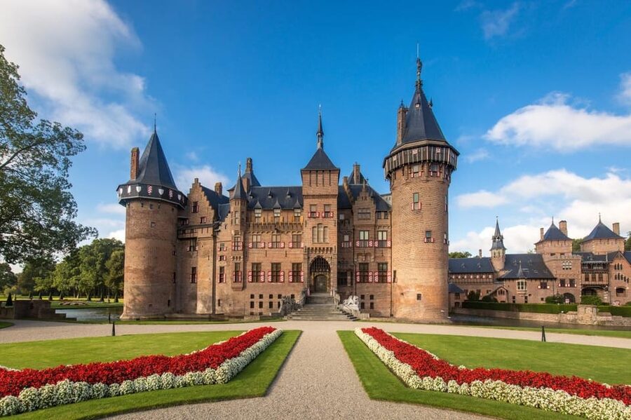 Amsterdam: Private green tour !!! Windmills, castle - Volendam: harbor views and Dutch fish