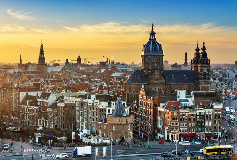 Amsterdam: Private Guided Walking Tour - The Canal Ring and houseboat views