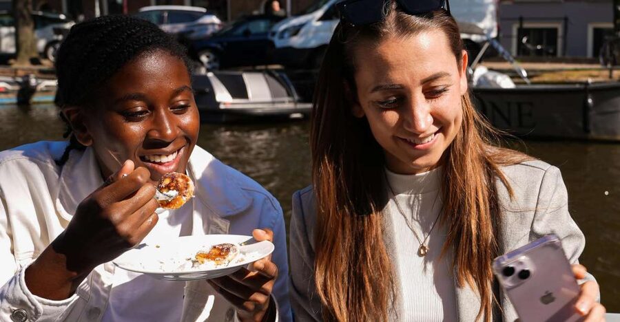 Amsterdam: Private Luxury Cruise with BBQ and Drinks - Meeting the boat near Leidsebrug