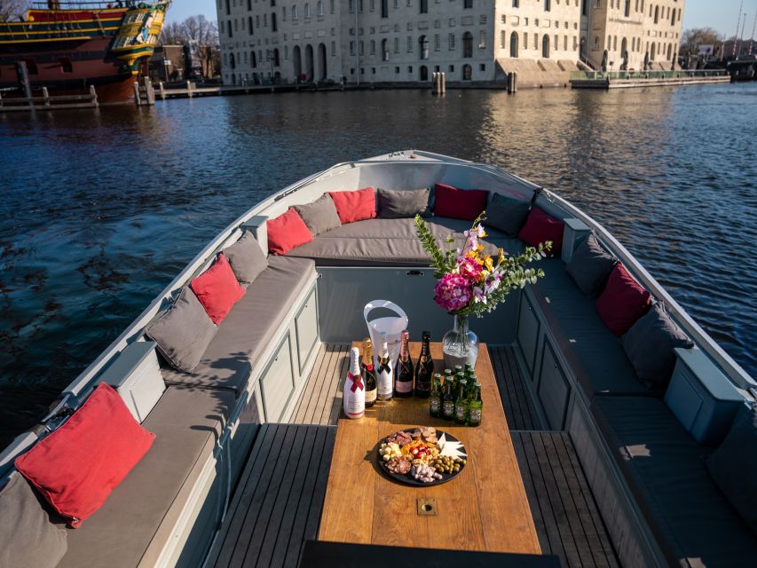 Amsterdam: Private Luxury Cruise with Pizza and Drinks - Finding the boat Roos behind the Apple Store