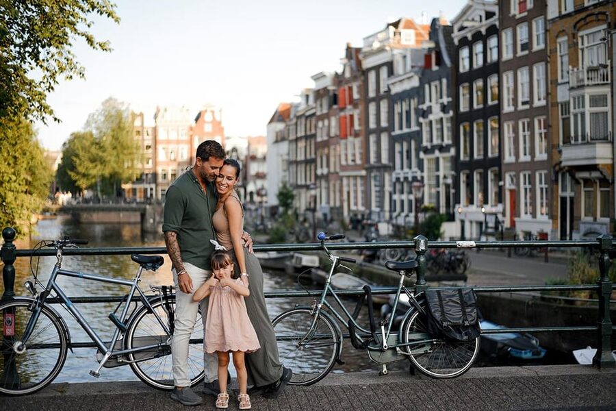 Amsterdam: Private Photoshoot in iconic locations - Posing help makes the solo format practical