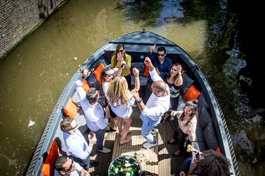 Amsterdam: Private Prosecco Canal Cruise Tour - Starting at Oosterdokskade 8