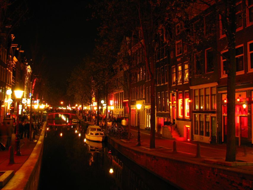 Amsterdam: Private Red Light District and Food Tour - Oude Kerk and the older city around it