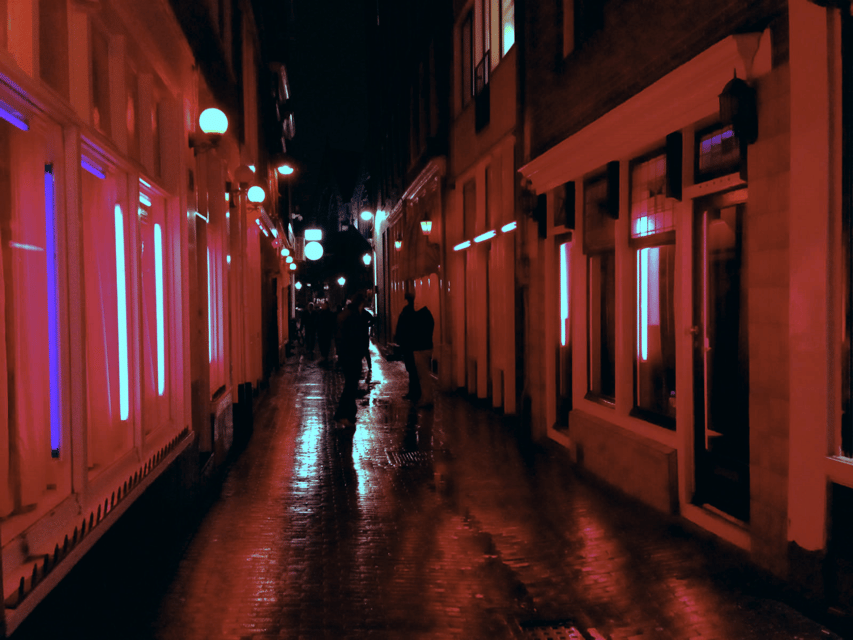 Amsterdam: Private Red Light District Tour in Spanish - The narrowest street, first coffeeshop, and smart shops