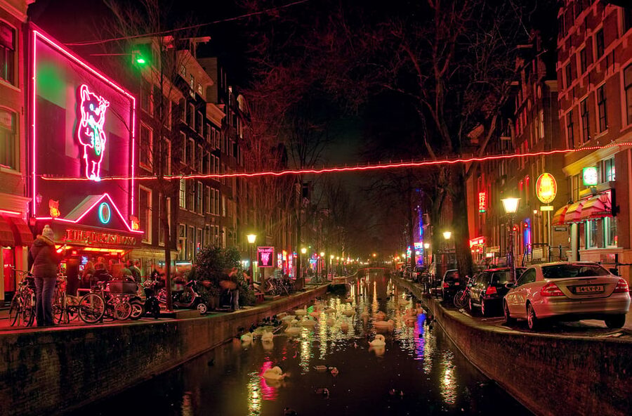 Amsterdam: Private Red Light District Tour in Spanish - What the private Spanish format adds