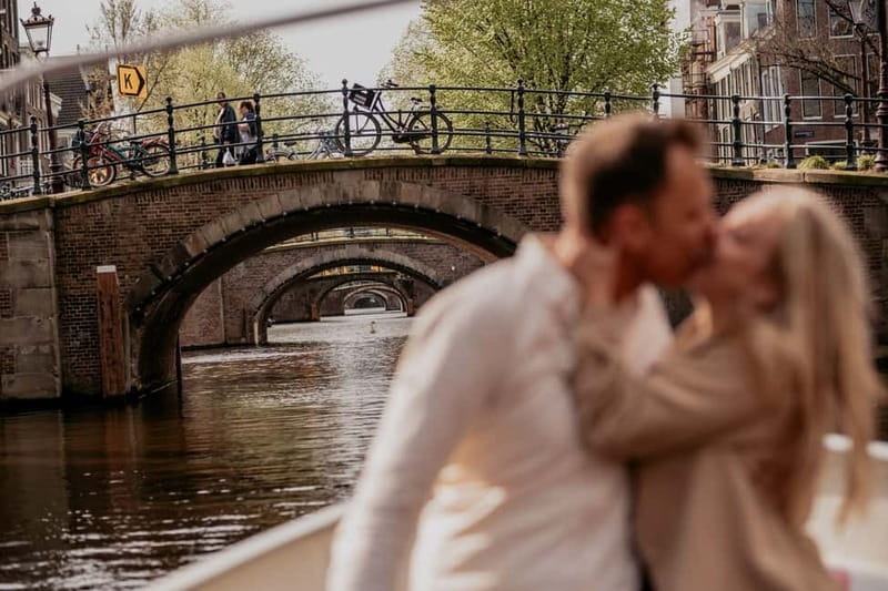 Amsterdam: Private Romantic Canal Cruise w. Prosecco/Snacks - Key points at a glance
