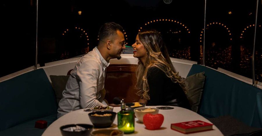 Amsterdam: Private Romantic Evening Boat Tour with Prosecco - Valentine’s stories and the private format