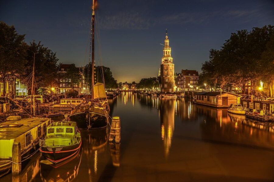 Amsterdam: Private Romantic Evening Boat Tour with Prosecco - Why Amsterdam looks better after sunset