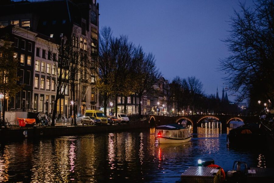 Amsterdam: Private Romantic Evening Boat Tour with Prosecco - Through the Grachtengordel