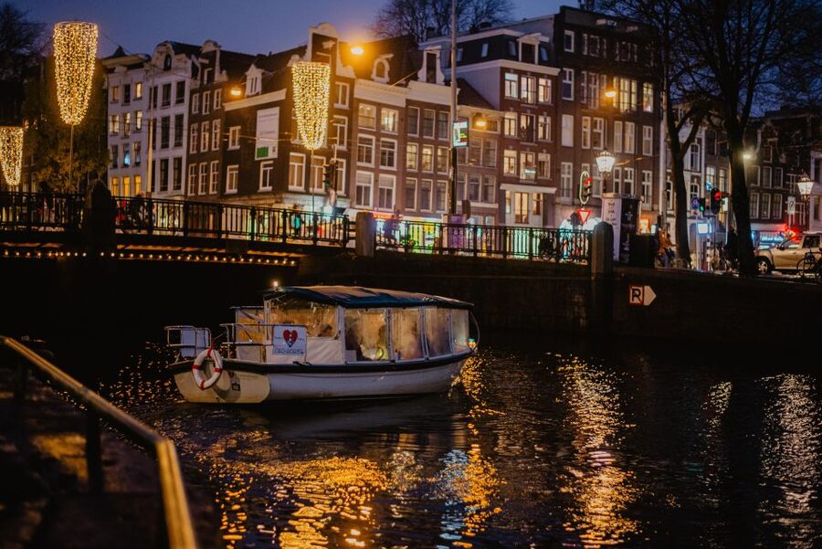 Amsterdam: Private Romantic Evening Boat Tour with Prosecco - Returning along Herengracht