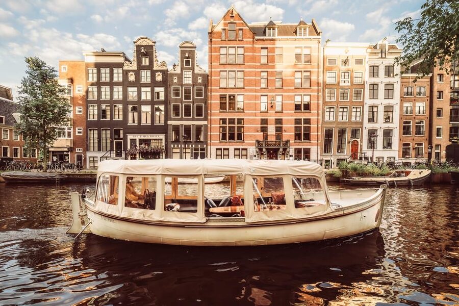 Amsterdam: Private Romantic Evening Boat Tour with Prosecco - Prosecco, Dutch treats, and blankets