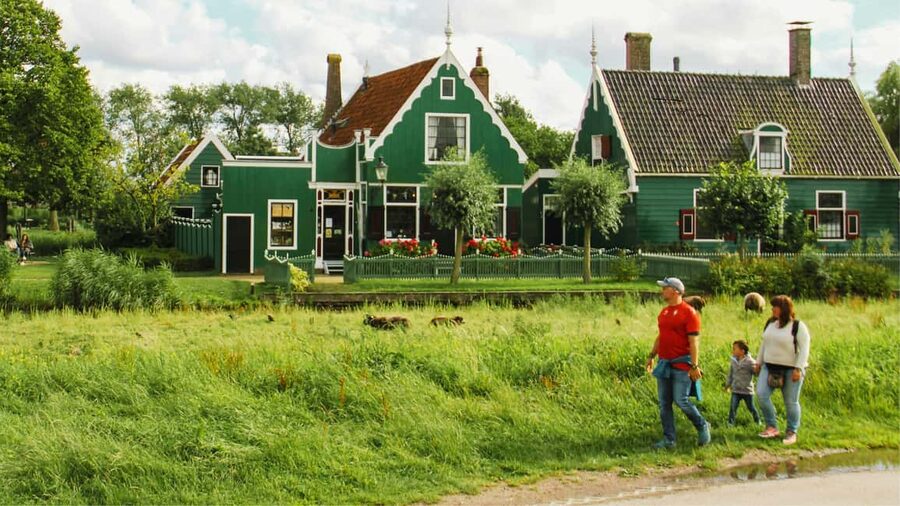 Amsterdam: Private Tour Giethoorn, Zaanse Schans Local Guide - What the private format changes