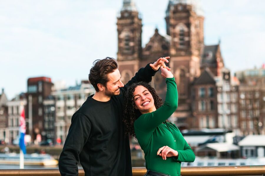 Amsterdam: Professional photoshoot at Centraal Station - Cancellation, payment, and communication
