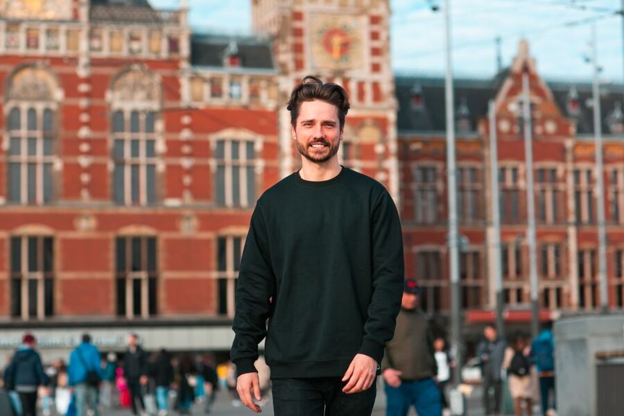 Amsterdam: Professional photoshoot at Centraal Station - Is $113 good value for your group?
