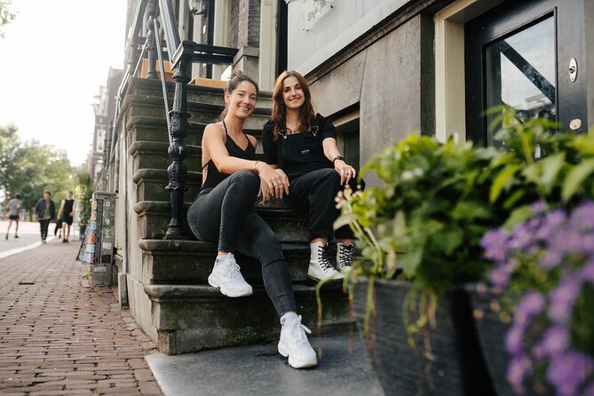 Amsterdam: Professional Photoshoot at the Canals - Damrak Avenue and the famous Amsterdam view