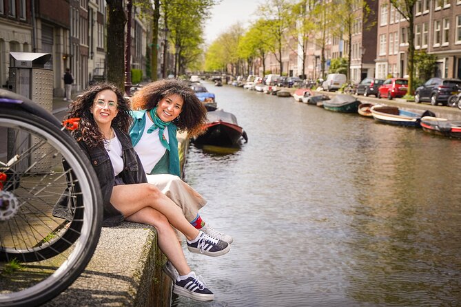 Amsterdam: Professional Photoshoot at the Canals - Finishing at Amsterdam Centraal Station