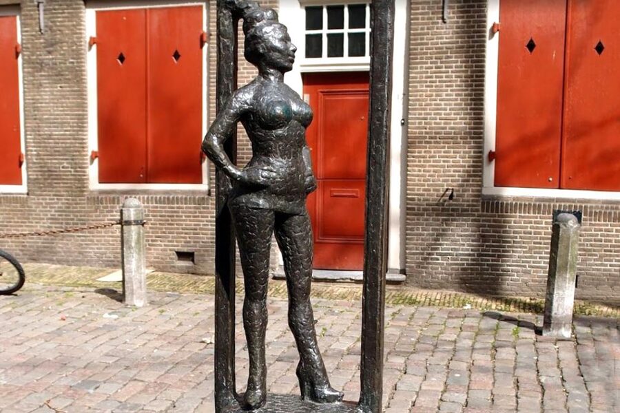 Amsterdam: Red Light District 1-hour Smartphone Audio Tour - Why the phone format can work well