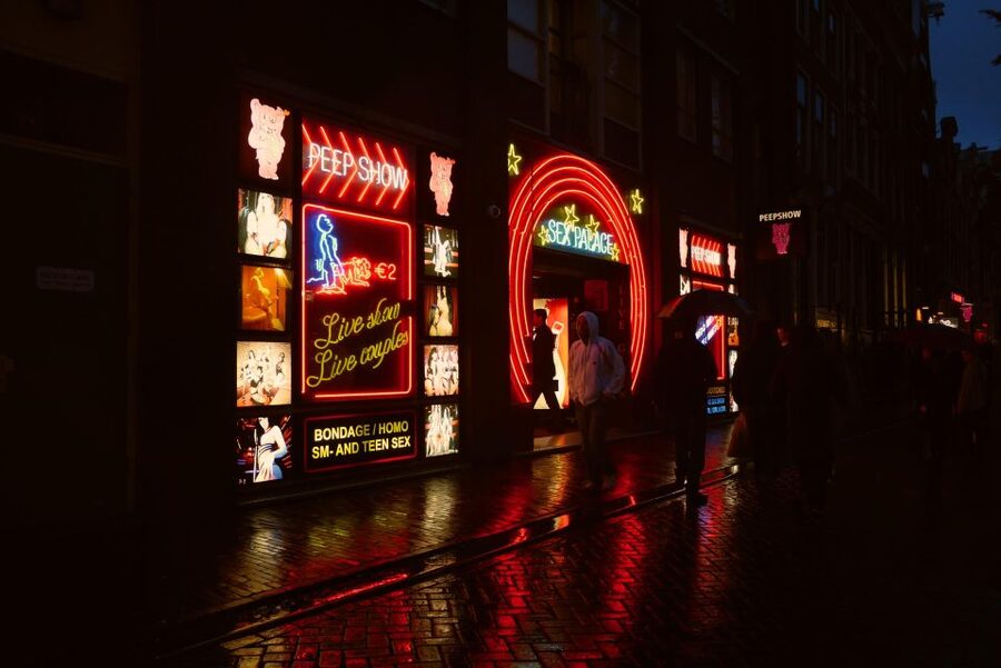 Amsterdam: Red Light District and Coffeeshop Culture Tour - The old church, narrow lanes, and overlooked corners