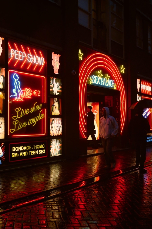 Amsterdam: Red Light District and Coffeeshop Culture Tour - Starting with old buildings and Amsterdam’s past