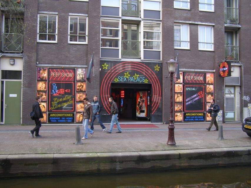 Amsterdam: Red Light District and Coffeeshop tour - Chinatown and the Zeedijk street