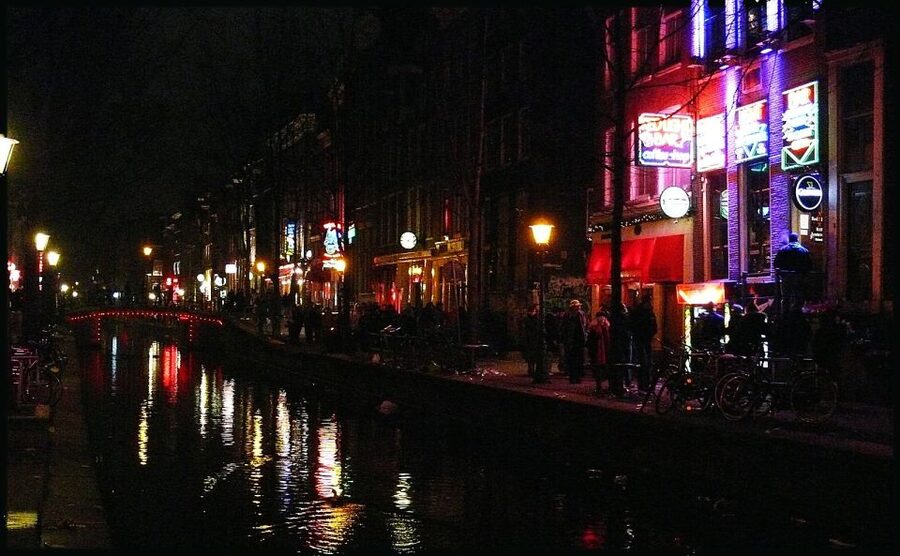 Amsterdam: Red Light District and Coffeeshop tour - Coffeeshops, smartshops, and the Bulldog