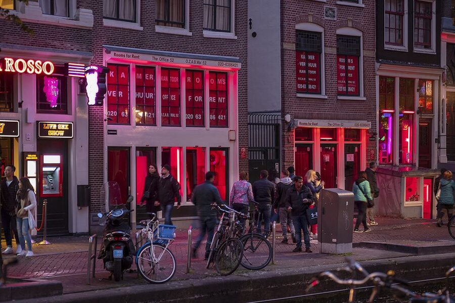 Amsterdam: Red Light District and Coffeeshop tour - The narrowest street and small visual details