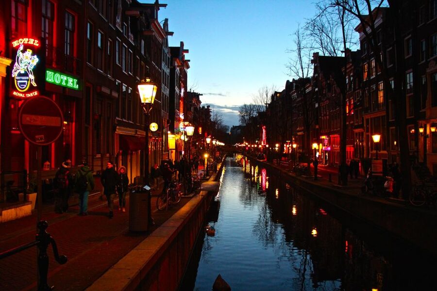 Amsterdam Red Light District and Old Town Walking Tour - Starting with Amsterdam’s oldest center