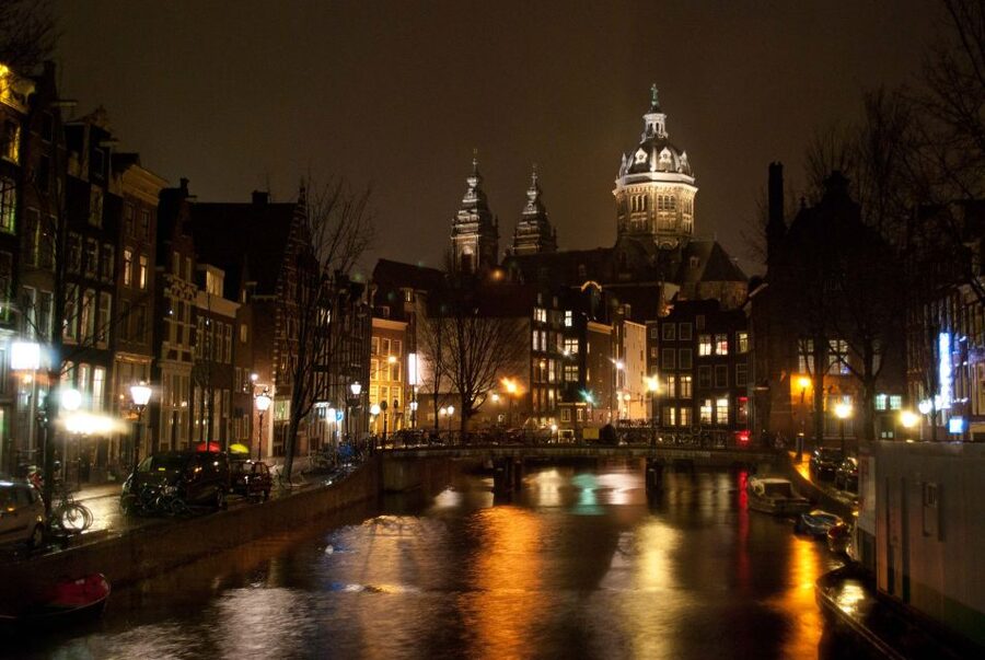 Amsterdam Red Light District and Old Town Walking Tour - The Old Church and the red windows