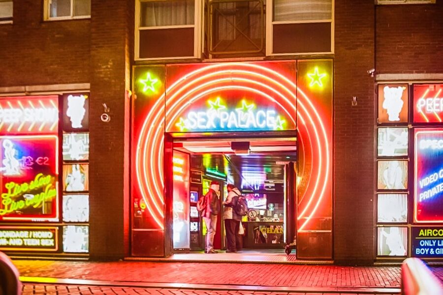 Amsterdam Red Light District & Coffee Shop Tour - Why this district makes more sense with a guide