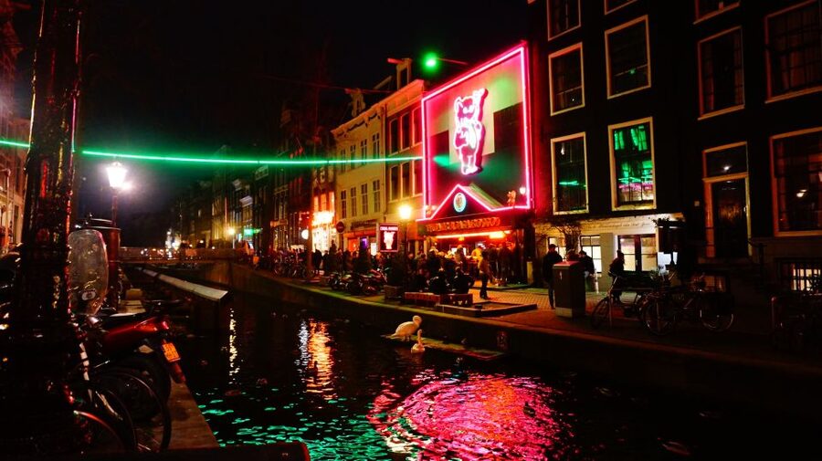 Amsterdam: Red Light District Exclusive Night Tour - Why This Night Walk Is More Than a Red Window Tour