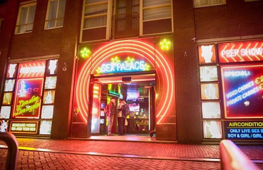 Amsterdam: Red Light District Exclusive Night Tour - Starting Near Saint Nicholas Basilica