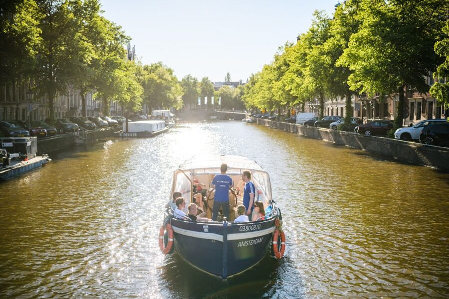 Amsterdam: Red-Light District Pub Crawl and Booze Boat Tour - The 8:00 PM shot session and four-bar route